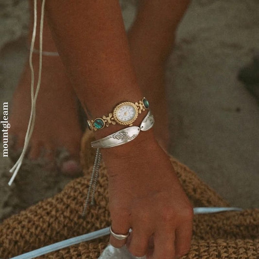 Oceanic Iridescence：White Oval Dial Watch – Gold Oval Bezel & Gold Abalone Shell Alloy Bracelet Quartz