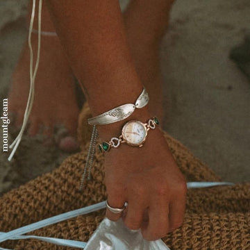Everyday Elegance: Rose Gold Round Dial Watch with Rose Gold Bezel & Green Gemstone-Accented Rose Gold Alloy Bracelet