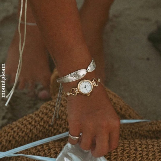 Classic Elegance: White Round Dial Watch with Gold Round Bezel & Gold Alloy Chain Bracelet
