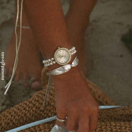 Pearl Aura Quartz Timespiece: Elegant Round Dial Watch