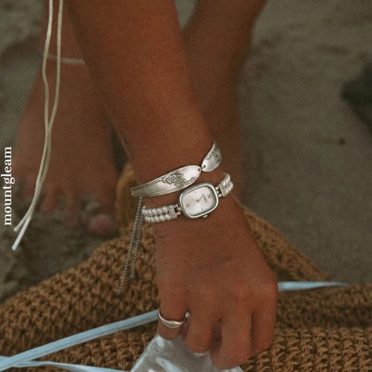 Pearl Oval Chain Quartz Timepiece: Elegant Classic Watch
