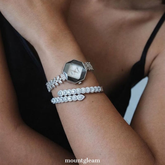 Ätherische Eleganz Weiße Diamant-Zifferblatt-Uhr – Silberne Meerjungfrauenflossen-Kristallarmband