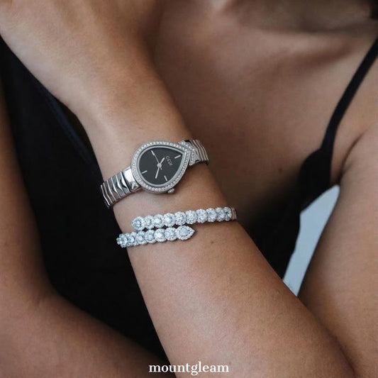 Kühne Kunstfertigkeit: Schwarzes tropfenförmiges Zifferblatt mit Schlangenkopf, diamantbesetzter Lünette und Armband aus Silber