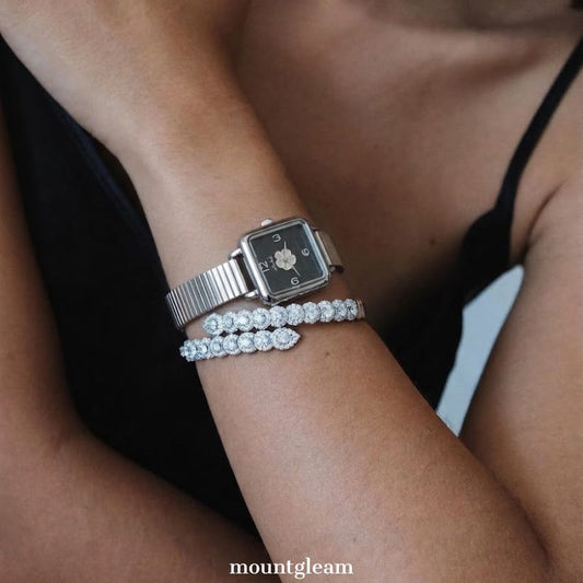 Elegantes Silberarmband: Quadratische Camellia-Quarzuhr mit schwarzem Zifferblatt