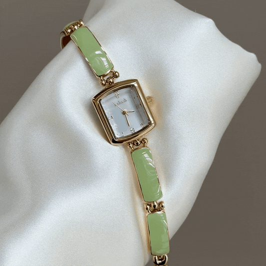 Vintage Charm：White Rectangular Dial Watch – Gold Rectangular Bezel & Green Alloy Bracelet