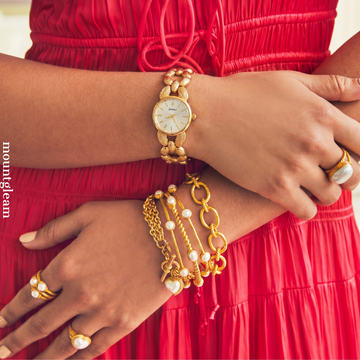 Casual Elegance: Gold & White Round Dial Watch with Classic Gold-Tone Bracelet