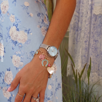 Stile minimalista: quadrante azzurro e orologio al quarzo in mesh argento