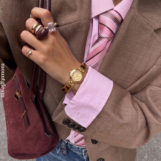 Amber Circle Timepiece: Vintage Quartz Bracelet Watch