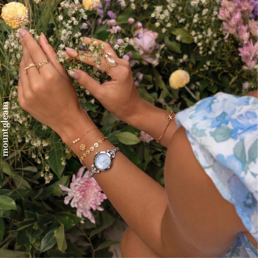 Raffinerad Royal Charm: Mini Round Blue Pearl-kvartsklocka