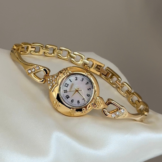 Ornate Vintage：White Round Dial Watch with Gold Engraved Bezel & Slim Gold Bracelet Quartz