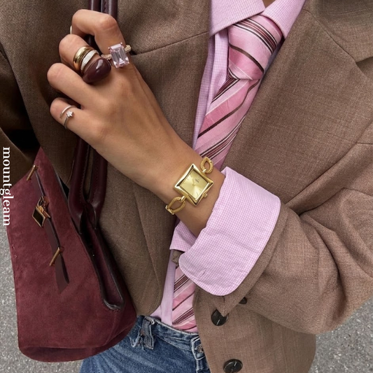 Montre de luxe dorée : montre carrée étanche à chaîne