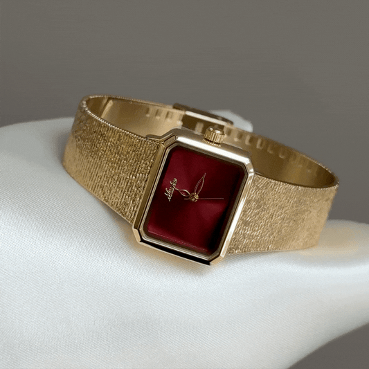 Crimson Edge：Red Rectangular Dial Watch – Gold Rectangular Bezel & Gold Stainless Steel Bracelet Quartz
