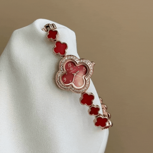 Lucky Red: Uhr mit kleeblattförmigem Zifferblatt und Diamant-Kleeblatt-Lünette und -Armband
