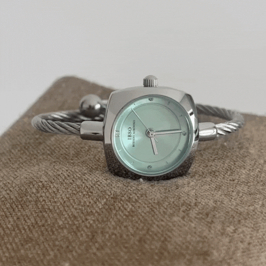 Marco ártico: reloj de marcado azul para mujeres con diseño de brazalete plateado