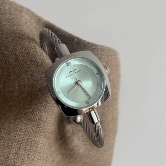 Marco ártico: reloj de marcado azul para mujeres con diseño de brazalete plateado