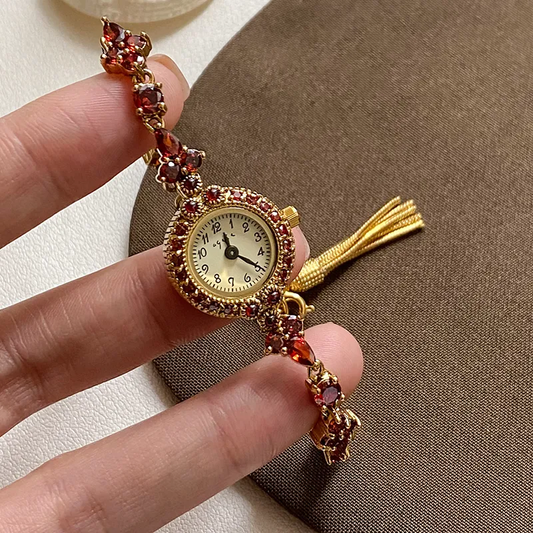 Reloj Garnet Grace: reloj pequeño con acentos de rubí