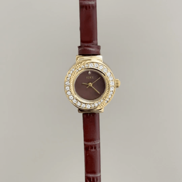 Earthy Glamour：Brown Round Dial Watch – Gold Diamond Bezel & Brown Leather Strap Quartz