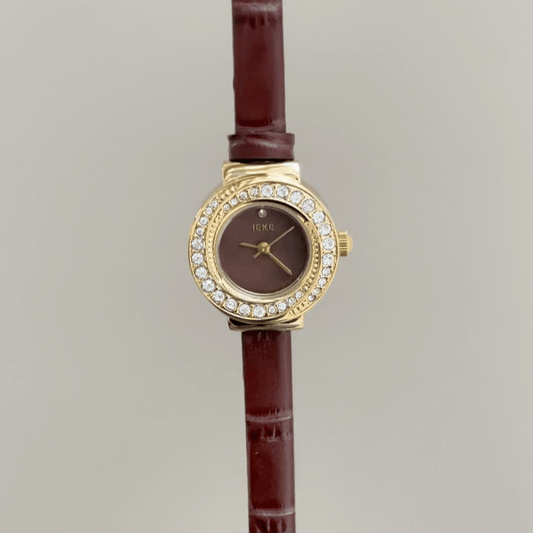 Earthy Glamour：Brown Round Dial Watch – Gold Diamond Bezel & Brown Leather Strap Quartz