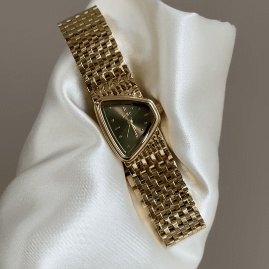 Forest Glow：Green Triangular Dial Watch – Gold Triangular Bezel & Gold Stainless Steel Bracelet Quartz