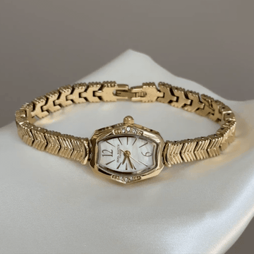 Vintage Glamour：White Tonneau Dial Watch – Gold Tonneau Case & Gold Stainless Steel Band Quartz