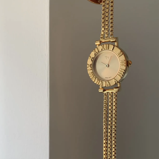 Golden Tassel Timepiece: Luxe Chain Quartz Watch