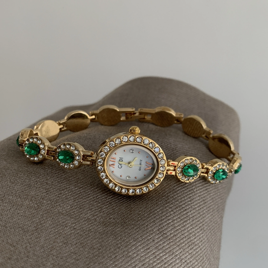 Regal Green Timepiece: Oval Bracelet Courtyard-Inspired Watch