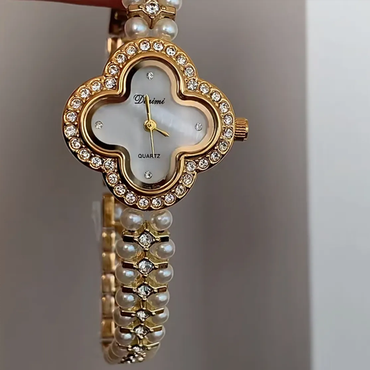 Golden Clover Timepiece: Diamond-Studded Pearl Chain Quartz Watch