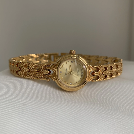 Golden Heritage Timepiece: Vintage Round Quartz Watch