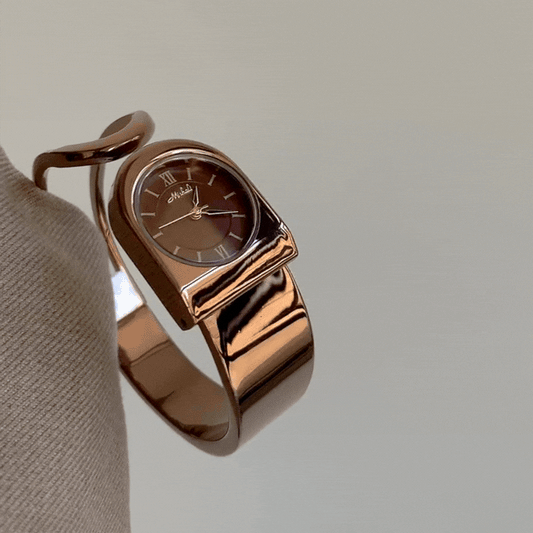Monochrom Vintage: Braune runde Zifferblattuhr mit braunem Edelstahl-Armband