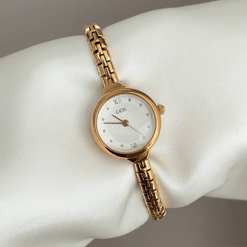Modern Minimalist Elegance: White Round Dial with Gold Bezel & Slim Strap
