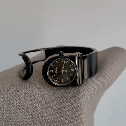 Vintage Edge: Black Round Dial Watch with Black Stainless Steel Bracelet