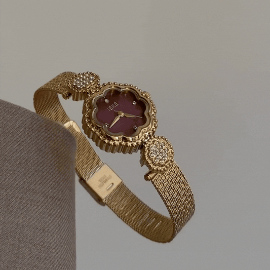 Romantischer Glamour: Uhr mit rotem, blumenförmigem Zifferblatt, goldener Blumenlünette und Armband
