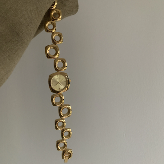 Golden Flair Timepiece: Irregular Chain Quartz Watch