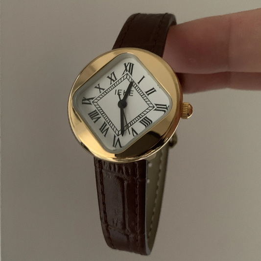 Retro Chic Timepiece: Roman Dial Leather Quartz Watch