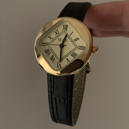 Retro Chic Timepiece: Roman Dial Leather Quartz Watch