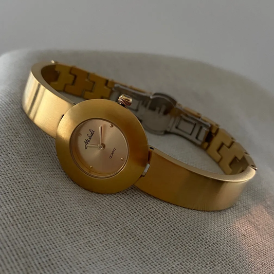 Golden Steel Timepiece: Round Quartz Watch