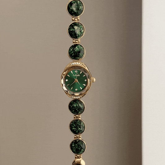 Vergoldeter Luxus: Grüne Armbanduhr mit rundem Zifferblatt, Lünette mit goldenen Edelsteinen und Edelstahl-Gliederarmband