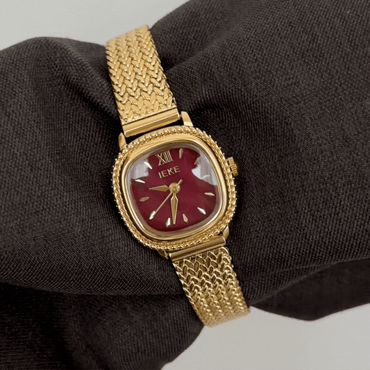 Vintage Glamour: Rechteckige Uhr mit rotem Zifferblatt und goldenem Weizenmuster-Edelstahlarmband