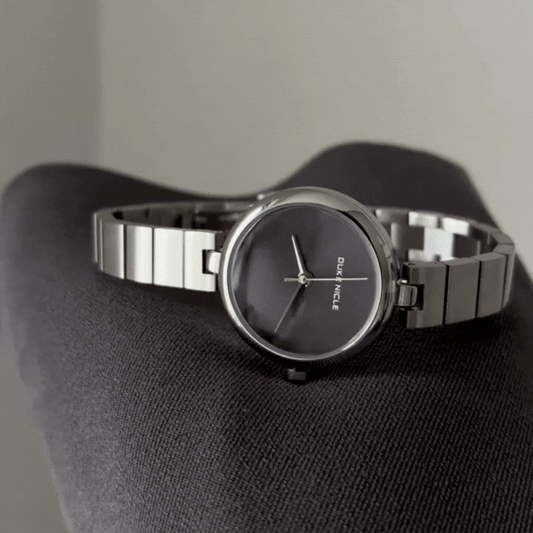 Silver Women’s Watch – Round Black Dial Quartz Watch with Watch Bracelet | Noir