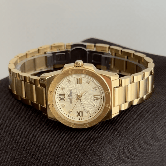Statement Luxe: Golduhr mit rundem Zifferblatt und goldenem Edelstahlarmband
