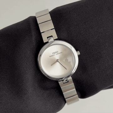 Minimalistisch Schick Elegant: Weiße runde Zifferblattuhr mit silbernem Edelstahlarmband