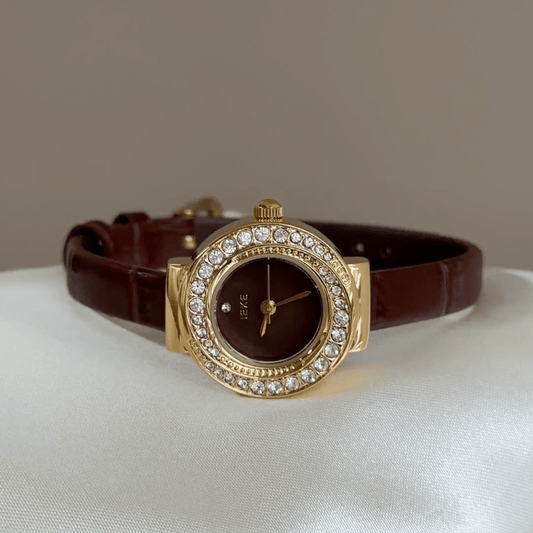 Earthy Glamour：Brown Round Dial Watch – Gold Diamond Bezel & Brown Leather Strap Quartz