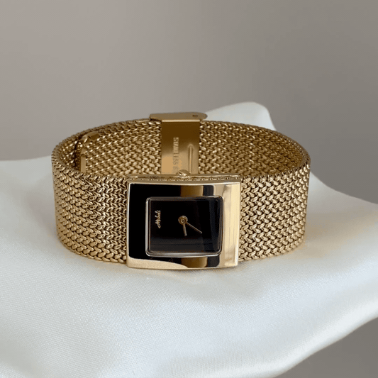 Bold Glamour：Red Square Dial Watch – Gold Square Case & Gold Stainless Steel Band Quartz