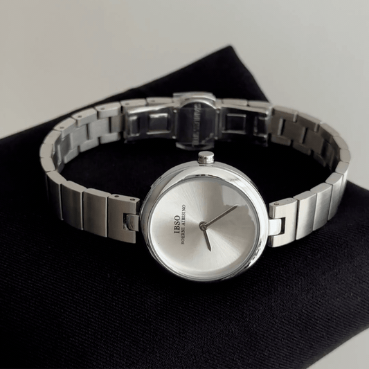 Minimalist Chic Elegant: White Round Dial Watch with Silver Stainless Steel Bracelet