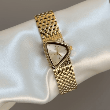 Pyramid Radiance：Gold Triangular Dial Watch – Gold Triangular Bezel & Gold Stainless Steel Link Bracelet