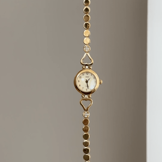 Vintage Glamour: Gold Round Dial Watch with Gold Round Bezel & Gold Alloy Chain Bracelet