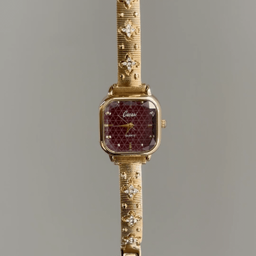 Glamorous Shine：Red Rectangular Dial Watch – Gold Rectangular Bezel & Gold Diamond-Studded Stainless Steel Bracelet Quartz