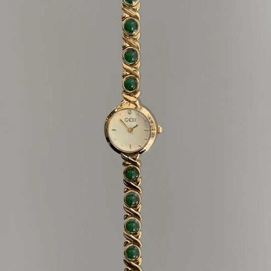 Vintage Charm：Gold Round Dial Watch – Gold Case & Green Bead Gold Alloy Band Quartz