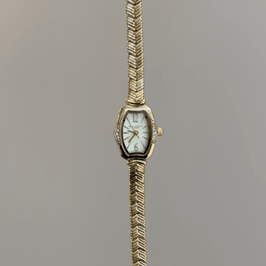 Vintage Glamour：White Tonneau Dial Watch – Gold Tonneau Case & Gold Stainless Steel Band Quartz