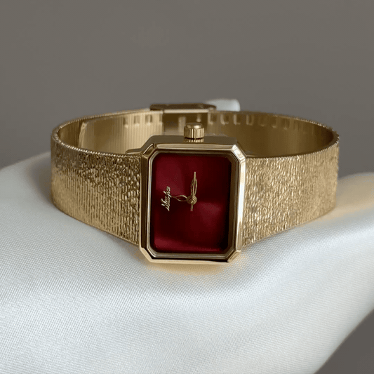 Crimson Edge：Red Rectangular Dial Watch – Gold Rectangular Bezel & Gold Stainless Steel Bracelet Quartz